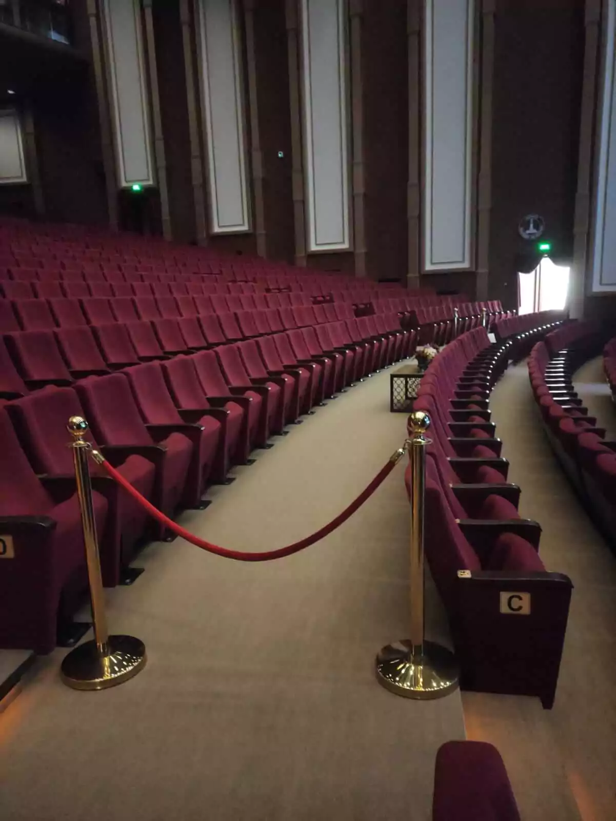 Tiyatro Koltuğu ve Sahneyle Kurulan Sessiz Bağ